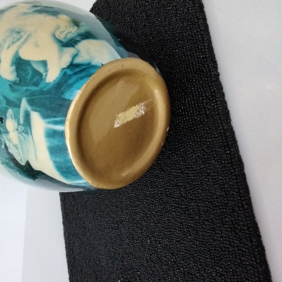 Vintage vase with Madonna and child pictured on two sides. - Picture 4 of 8